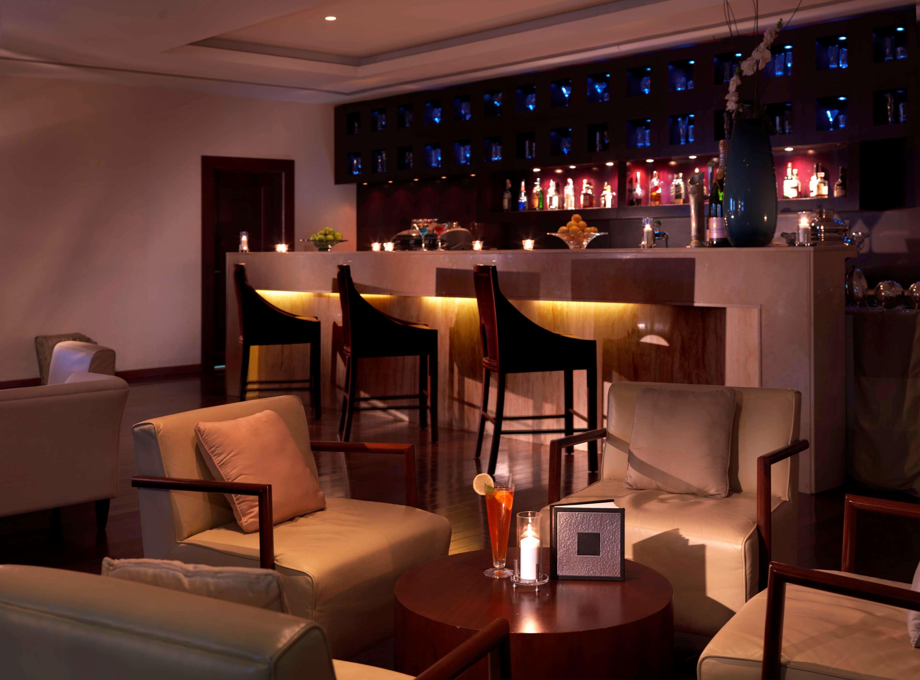 ラディソン ブルー リゾート フジャイラ エクステリア 写真 The bar at the lounge