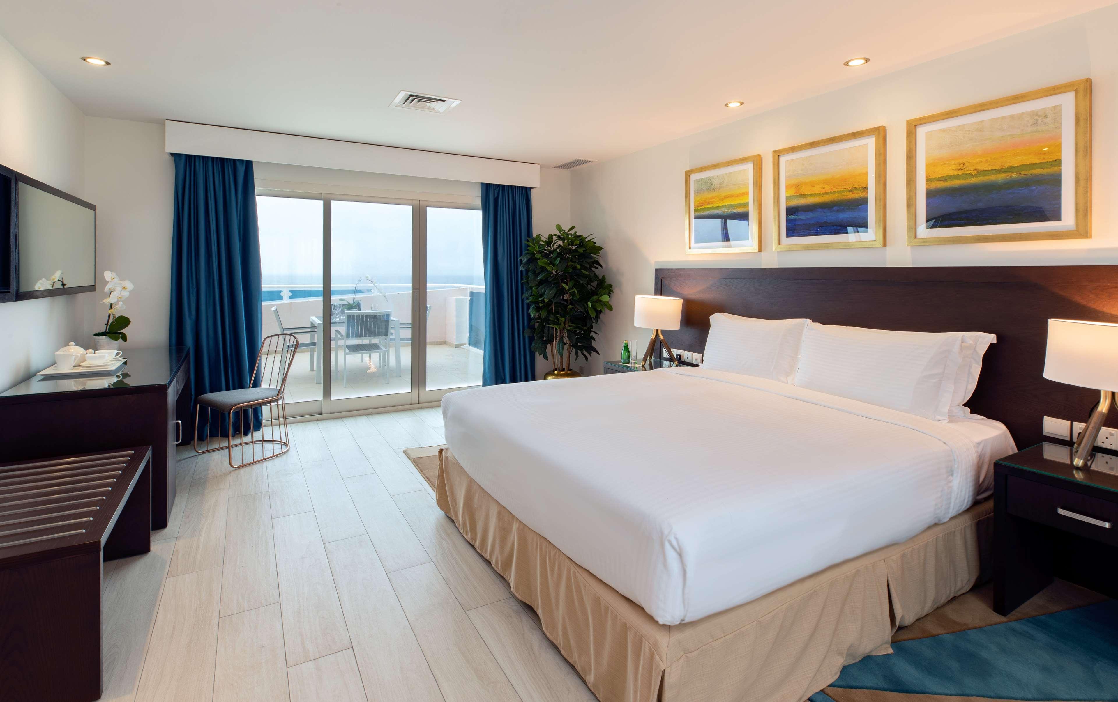 ラディソン ブルー リゾート フジャイラ エクステリア 写真 A bedroom at the Hilton San Diego Bayfront