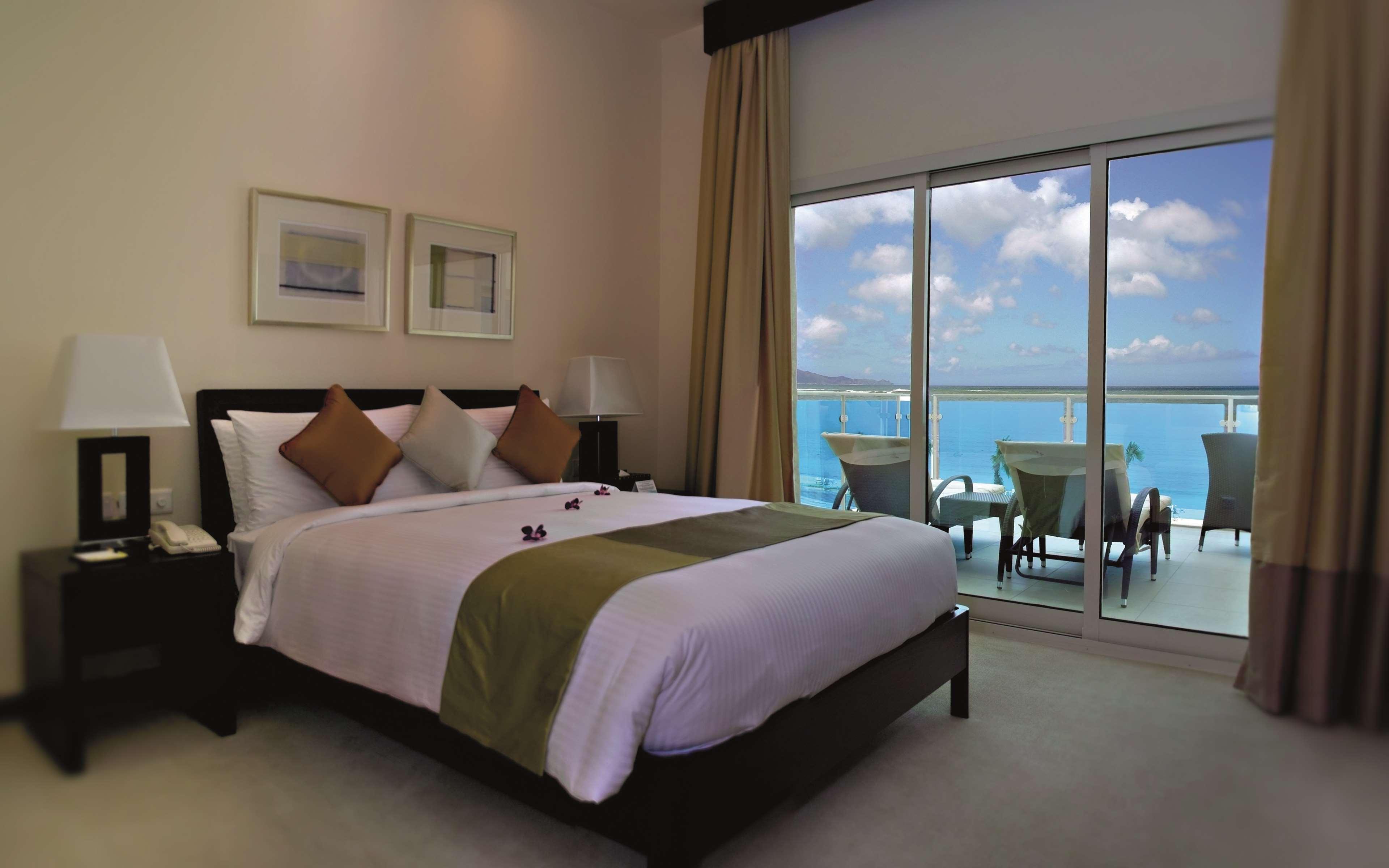 ラディソン ブルー リゾート フジャイラ エクステリア 写真 A bedroom at the resort