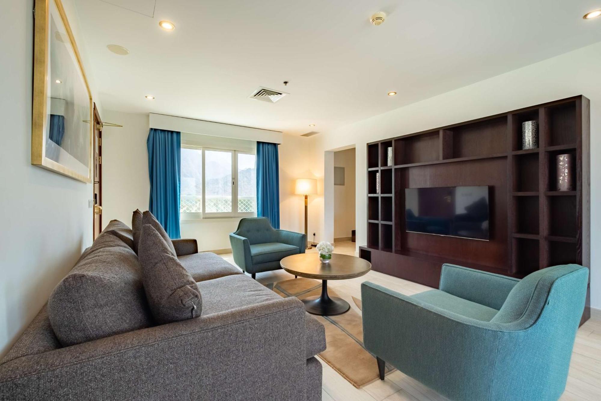 ラディソン ブルー リゾート フジャイラ エクステリア 写真 A living room in a suite at the hotel