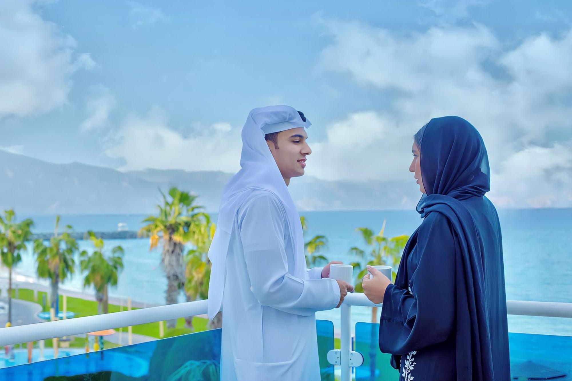 ラディソン ブルー リゾート フジャイラ エクステリア 写真 A Qatari man and woman in traditional dress