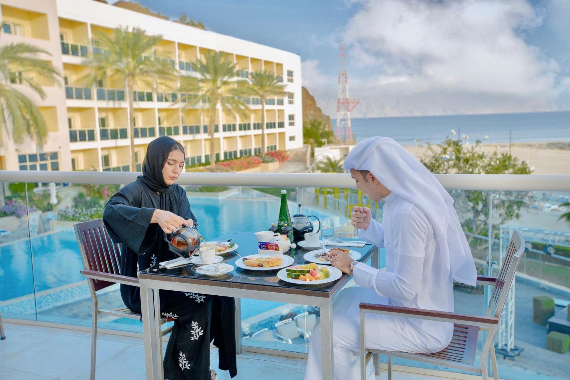 ラディソン ブルー リゾート フジャイラ エクステリア 写真 Emirati couple