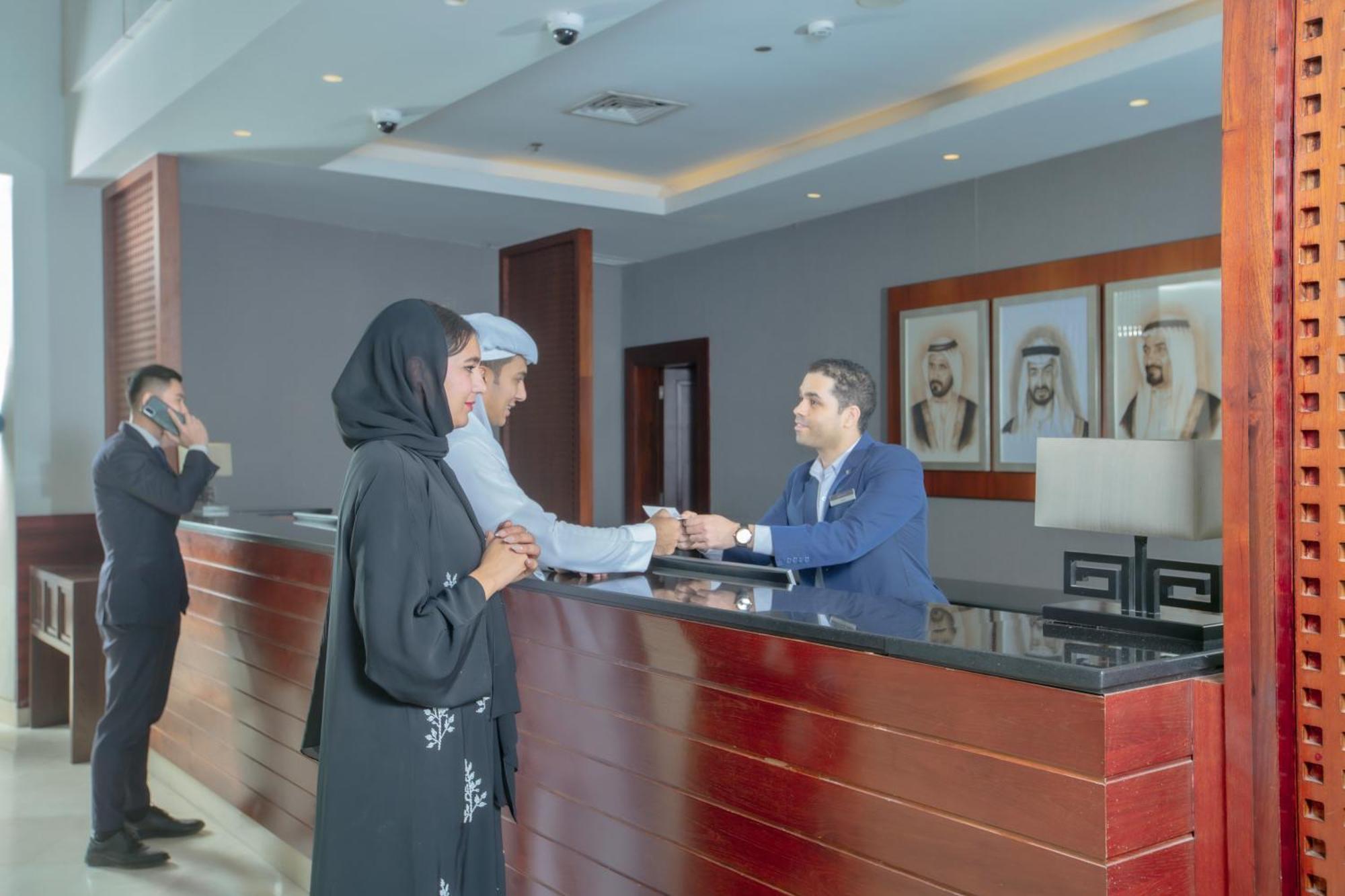 ラディソン ブルー リゾート フジャイラ エクステリア 写真 A hotel receptionist