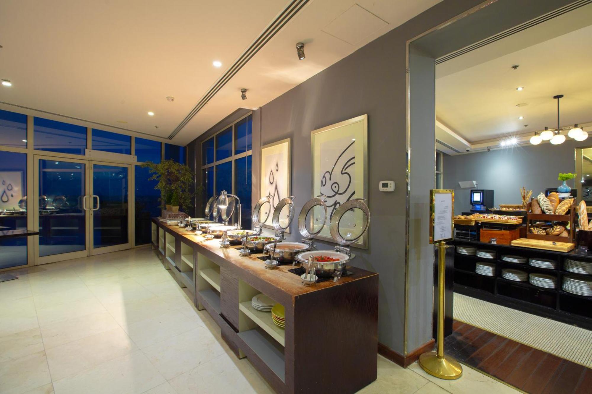 ラディソン ブルー リゾート フジャイラ エクステリア 写真 The buffet at the lounge