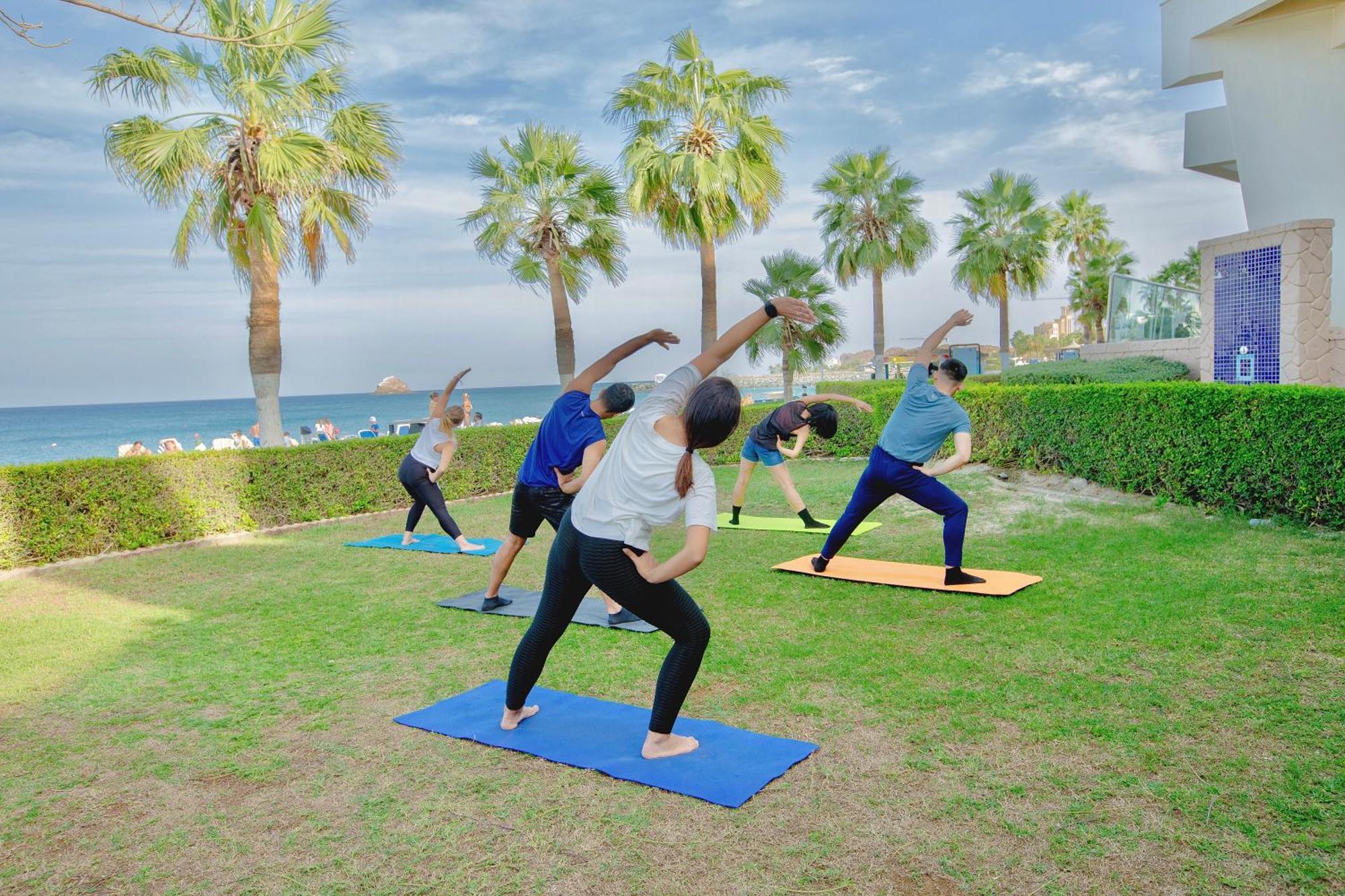 ラディソン ブルー リゾート フジャイラ エクステリア 写真 A yoga class in progress