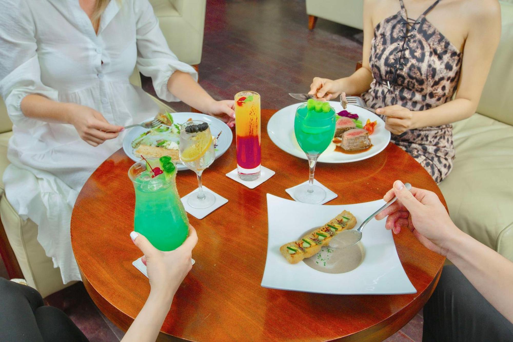 ラディソン ブルー リゾート フジャイラ エクステリア 写真 A selection of non-alcoholic drinks