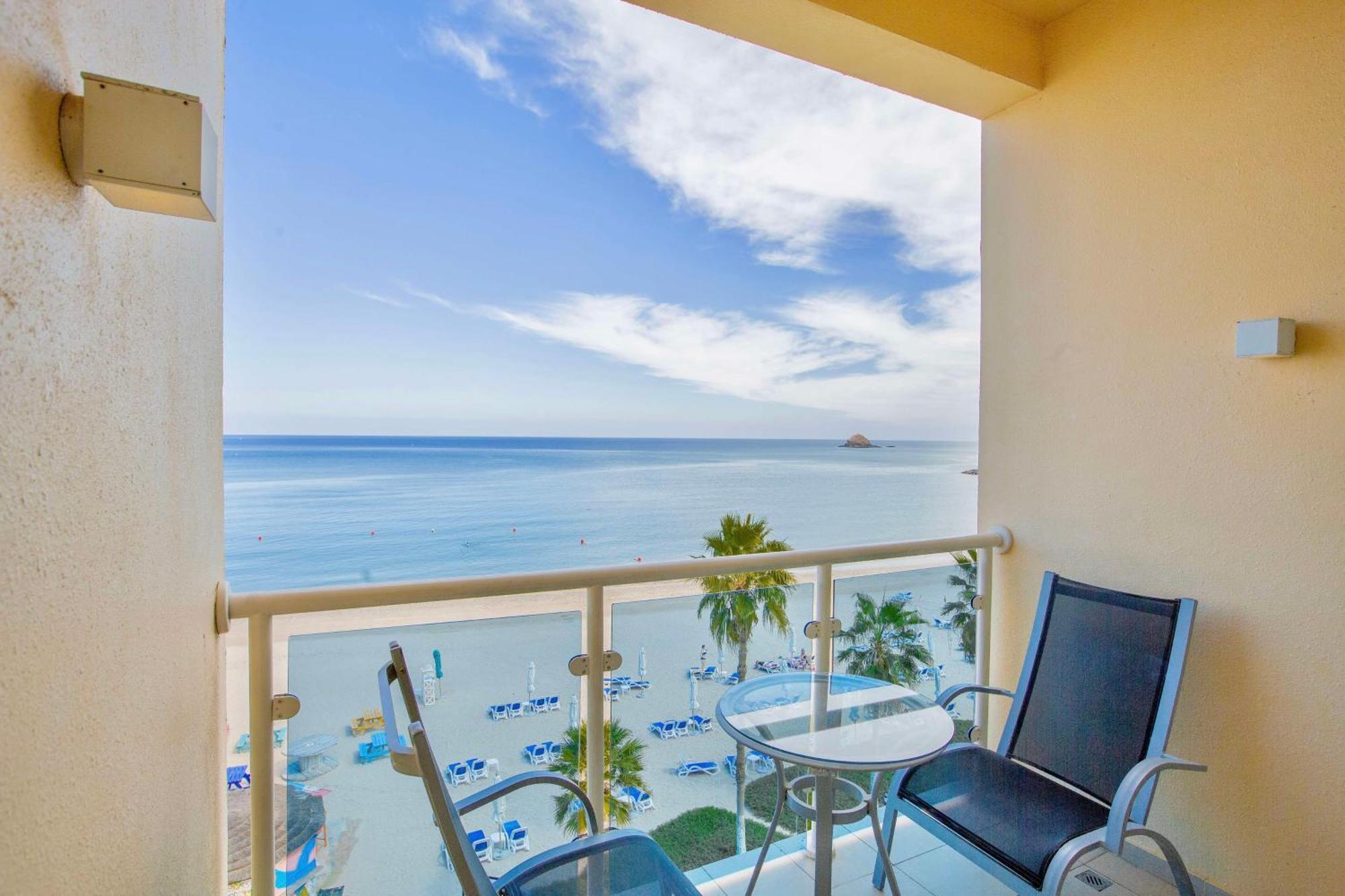 ラディソン ブルー リゾート フジャイラ エクステリア 写真 Balcony of a hotel room