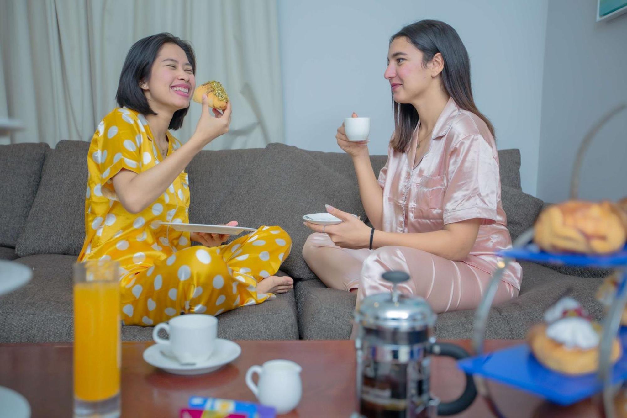 ラディソン ブルー リゾート フジャイラ エクステリア 写真 Two women wearing pajamas